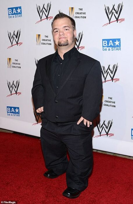 Actor Dyland Postl posando para una foto en la WWE