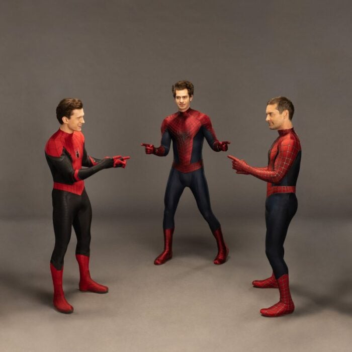Tom Holland, Toby Mcguire y Andrew Garfield recreando meme spiderman