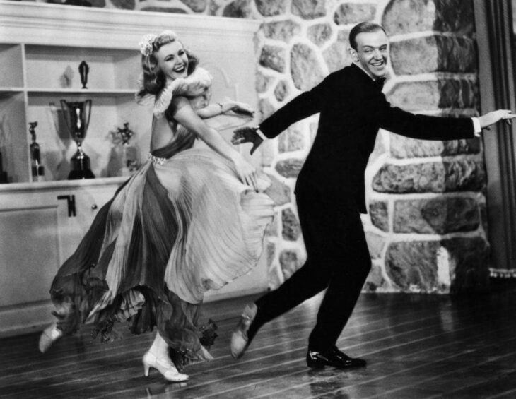 Ginger Rogers y Fred Astaire bailando