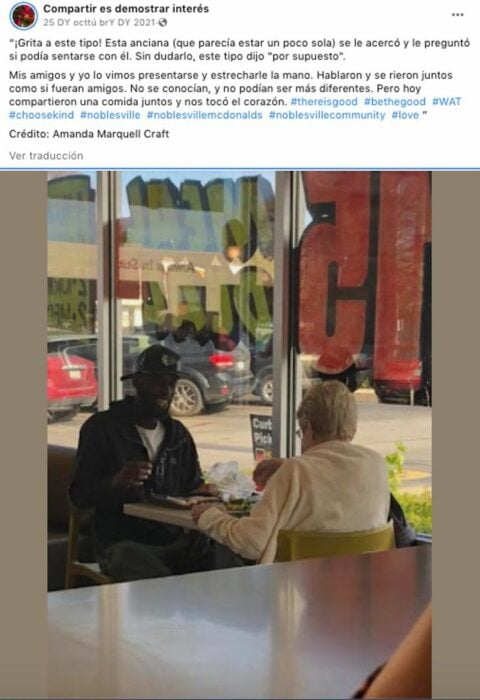 captura de pantalla de una publicación en Facebook de una anciana comiendo con un desconocido en un restaurante 