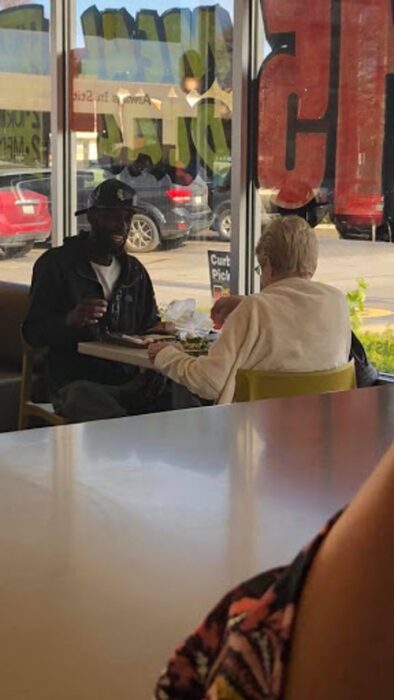 imagen de una anciana comiendo con un chico en un McDonald´s 
