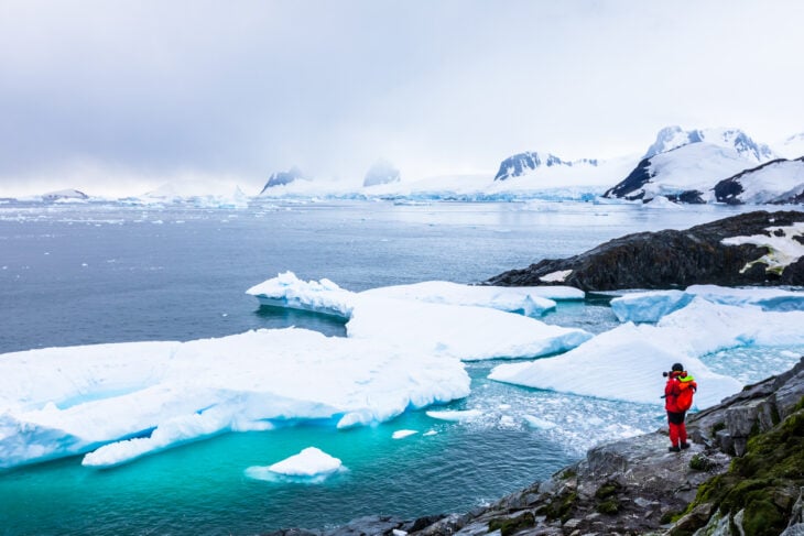 Turista explorando la Antártida