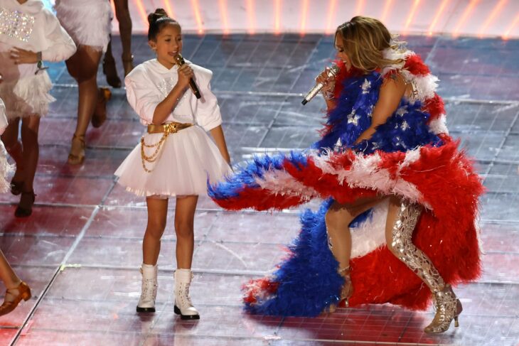 Emme cantando junto a JLo durante el medio tiempo del Superbowl 2020