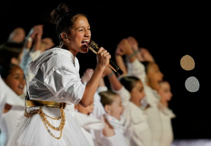 Emme hija de Jennifer Lopez cantando en el medio tiempo del superbowl 2020