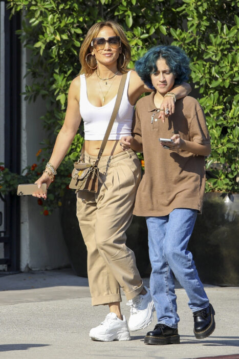 Jlo caminando abrazada de su hija Emme