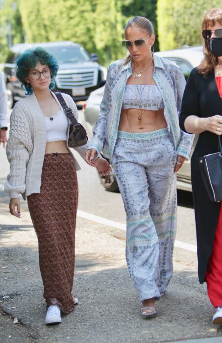 emme caminando por la calle junto a su mamá Jennifer Lopez