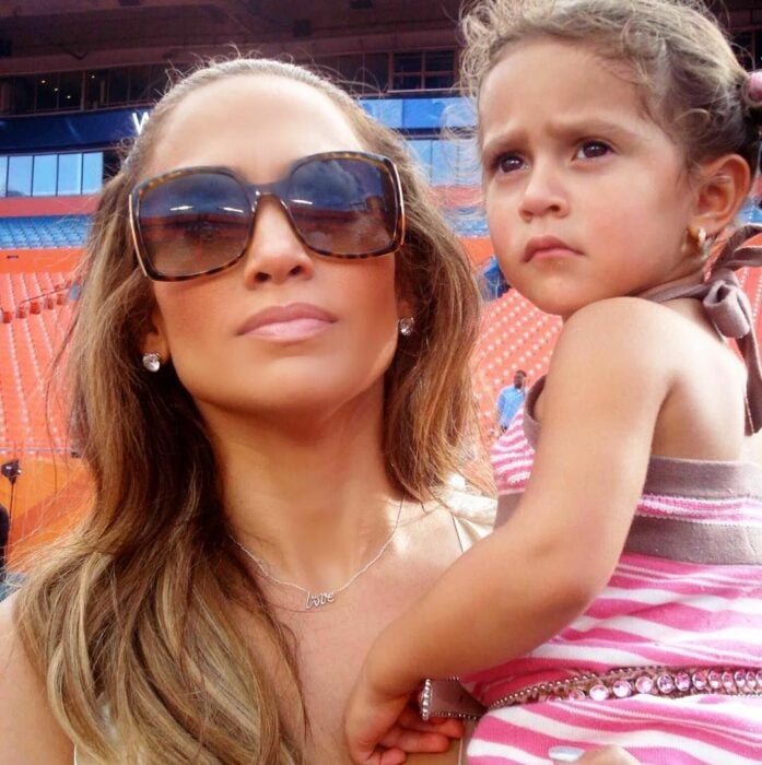 Jennifer Lopez cargando a su hija Emme