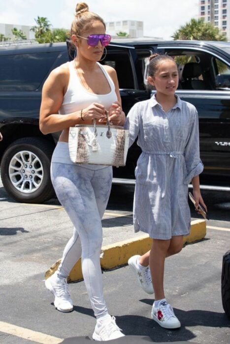 Jennifer Lopez caminando a lado de su hija Emme 