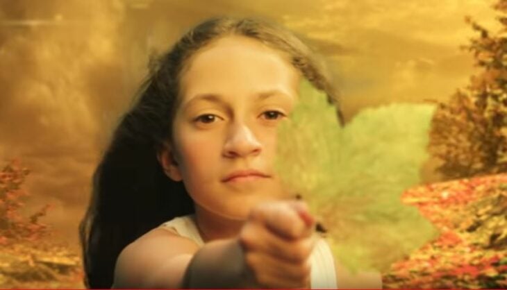captura de pantalla de un vídeo donde aparece la cara de Emme, la hija de JLO