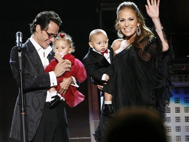 MArc Anthony y Jennifer Lopez cargando a sus mellizos durante una entrega de premios