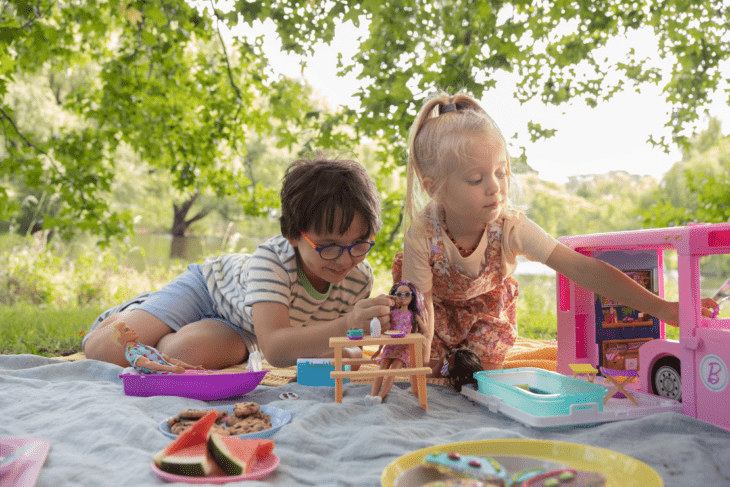 Niños jugando con muñecas Barbie