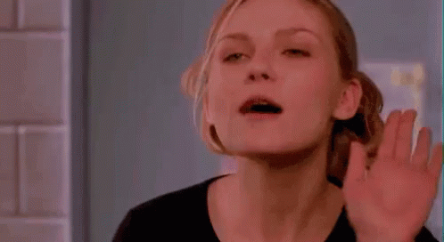 gif de la actriz Kirsten Dunst diciendo adiós con la mano