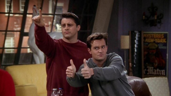 escena de Chandler y Joey de la serie Friends