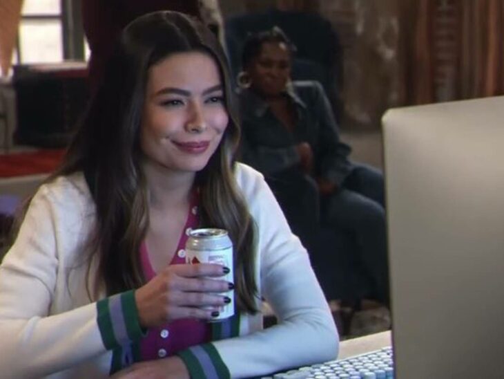 Actriz Miranda Cosgrove recreando una escena de Drake y Josh 