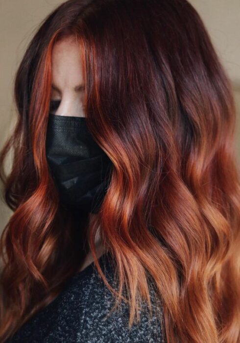 cabello con mechas rojizas ;Pumpkin spice, el tinte naranja que te enamorará a primera vista 