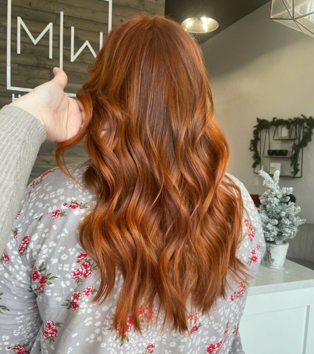 cabello con tintes café ;Pumpkin spice, el tinte naranja que te enamorará a primera vista 