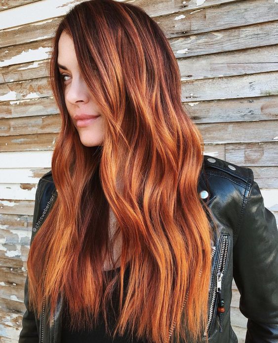 cabello con mechas doradas y naranjas ;Pumpkin spice, el tinte naranja que te enamorará a primera vista 