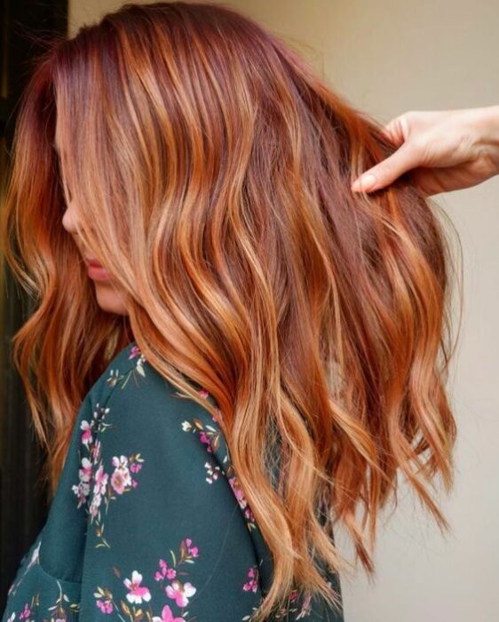 cabello con mechas naranjas ;Pumpkin spice, el tinte naranja que te enamorará a primera vista 