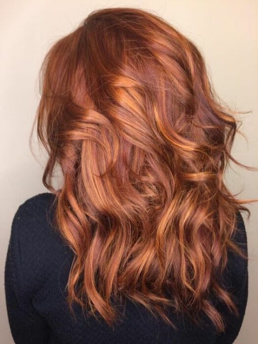 cabello con mechas naranjas ;Pumpkin spice, el tinte naranja que te enamorará a primera vista 