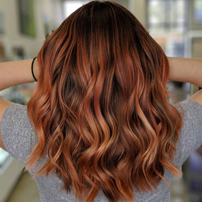 cabello ondulado con mechas naranjas ;Pumpkin spice, el tinte naranja que te enamorará a primera vista 