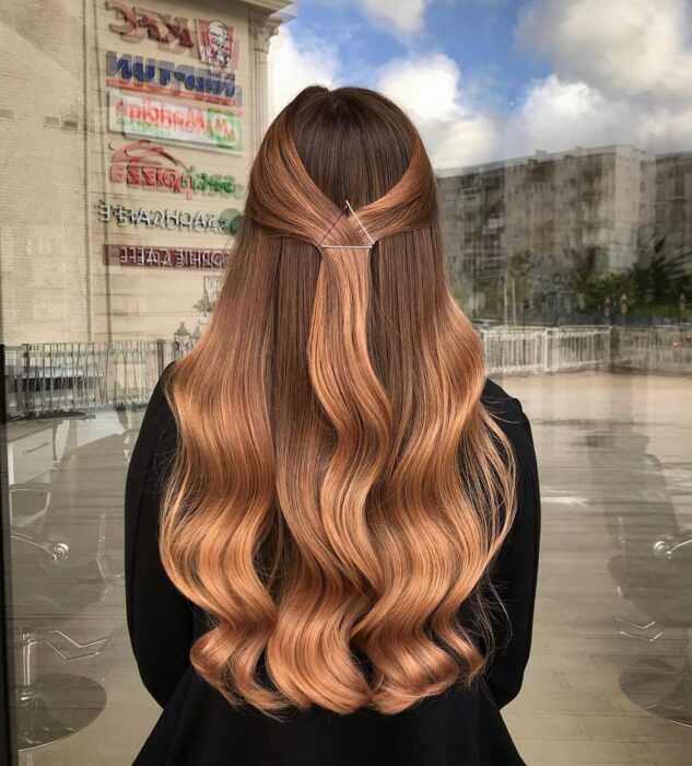 cabello con tonalidades rosas ;Pumpkin spice, el tinte naranja que te enamorará a primera vista 