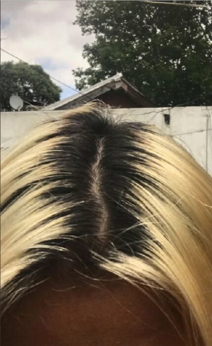 cabello rubio que muestra el crecimiento de la raíz 