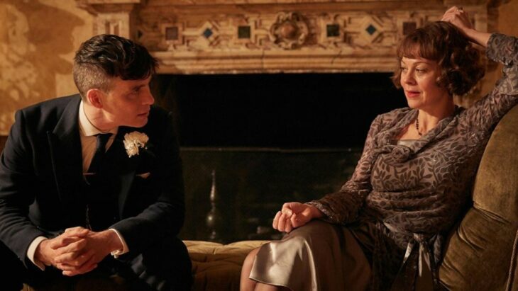 Thomas y Polly Shelby sentados en una sala 