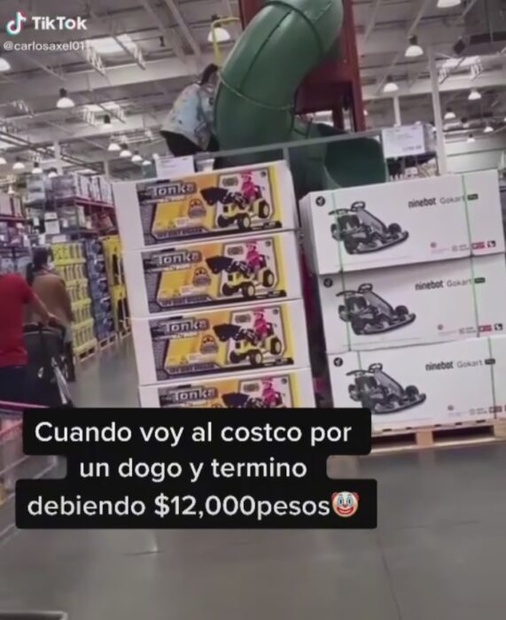 Chico destruyendo en un juguete en el costco 