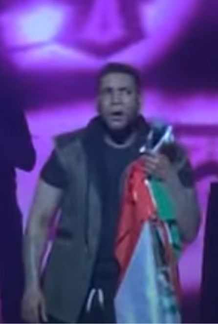 captura de pantalla donde se ve a Don Omar tratando de escuchar a su público cantar la canción Ella y Yo