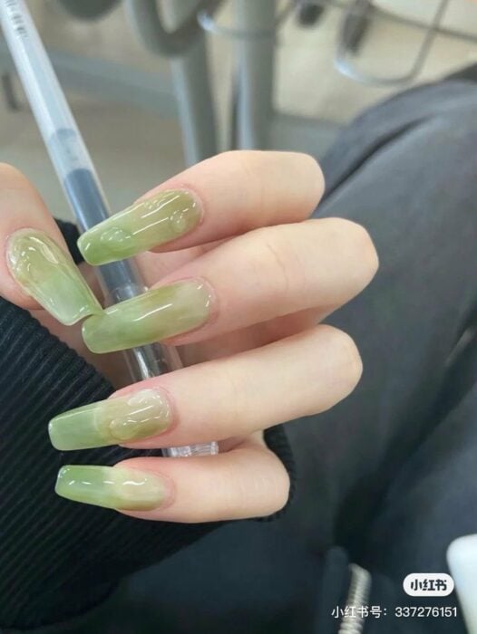 uñas acrílicas verde pastel gel transparente