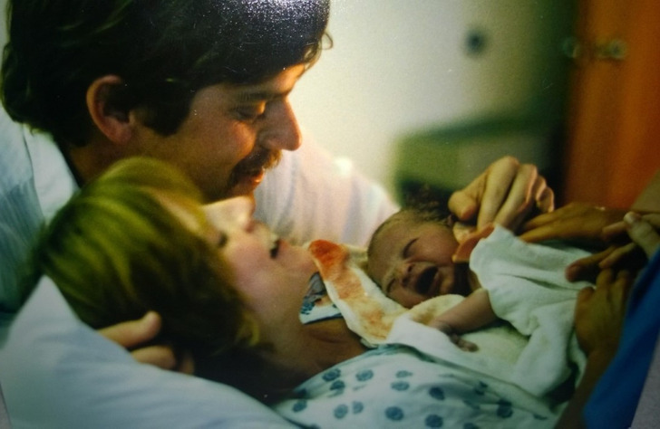 padres cargando a un bebé ;Fotografías que comprueban el amor de mamá