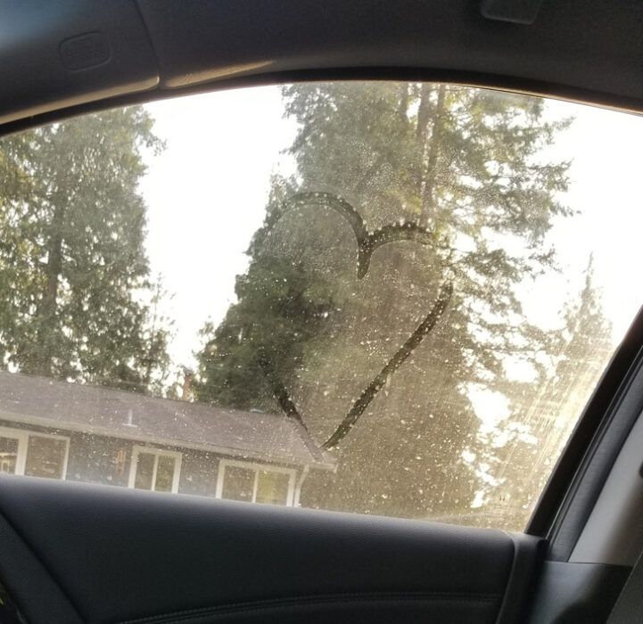 corazón pintado en la ventana de un auto ;Fotografías que comprueban el amor de mamá