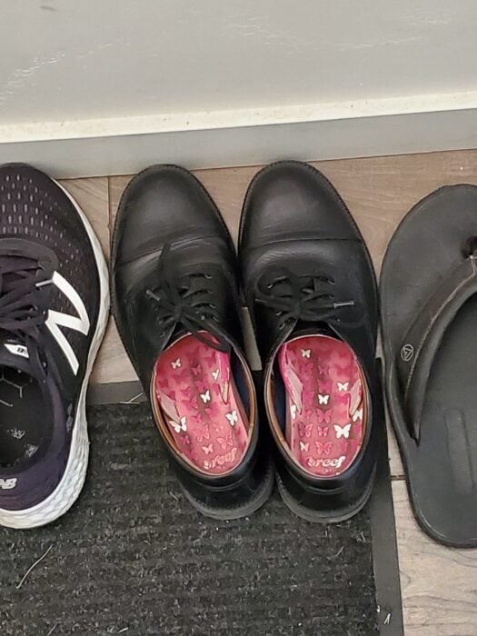 fotografía de pares de zapatos en el suelo 