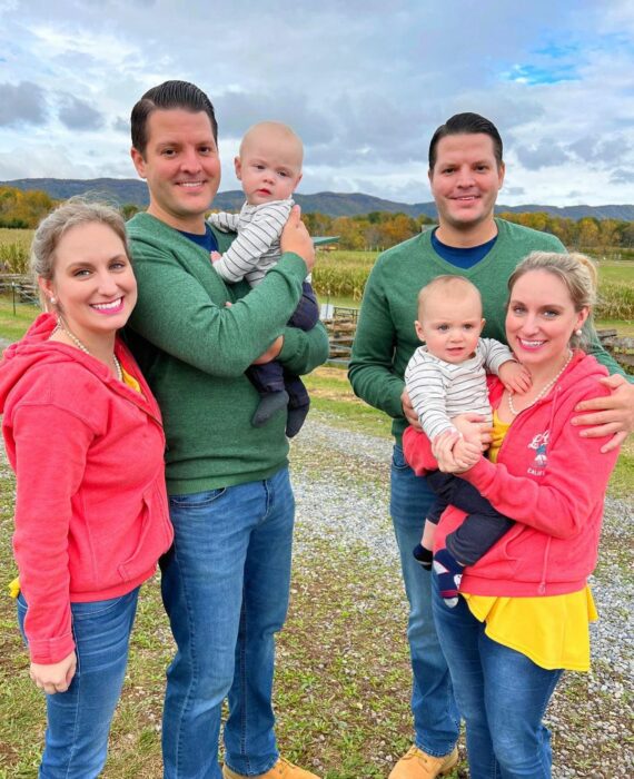 imagen de dos parejas de esposos cargando a sus bebés 