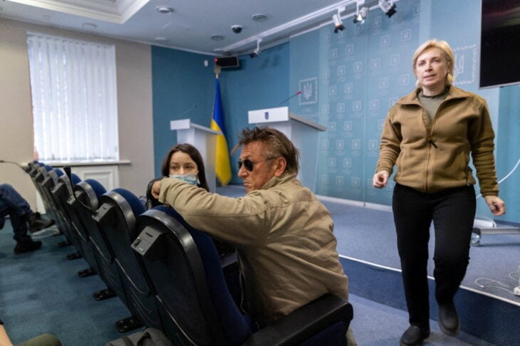 Sean Penn en conferencia de prensa en la presidencia en Ucrania