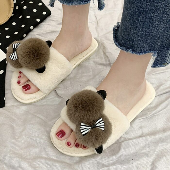 pantuflas con un peluche sobre la parte superior 