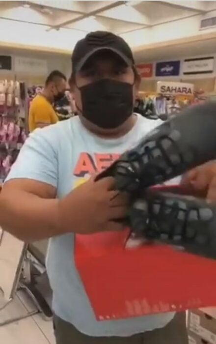 Captura de pantalla de un hombre que intento robar unos tenis en una tienda coppel
