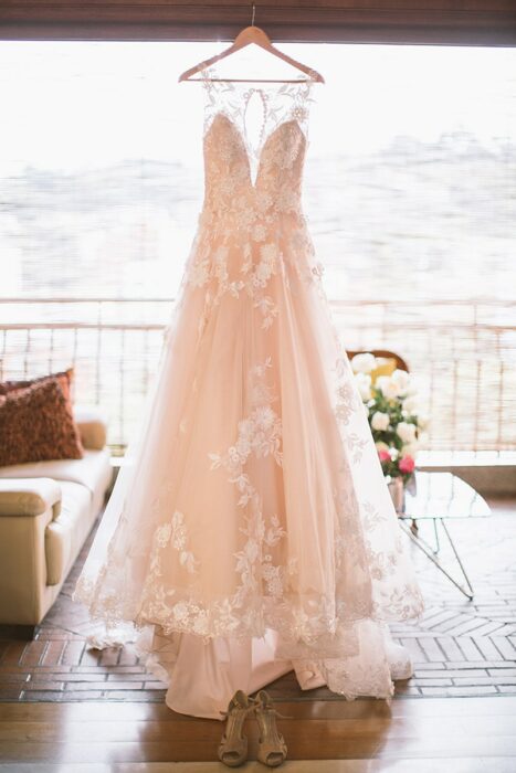 Vestido de novia colgado en 