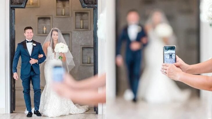 Chica tomando una foto a una pareja en su boda 
