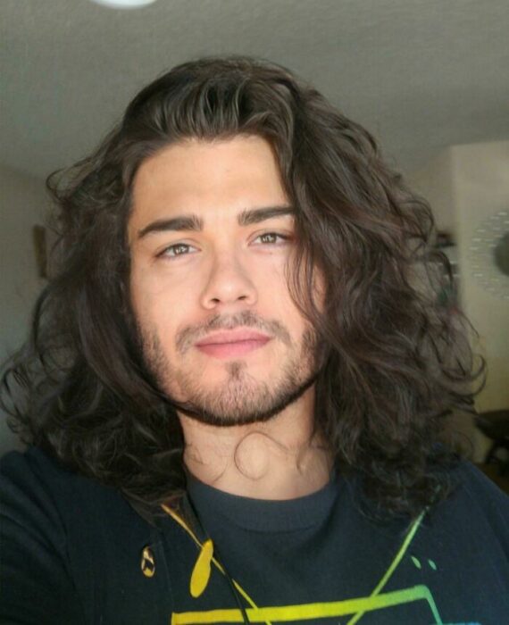 Hombres sexis con el cabello largo 