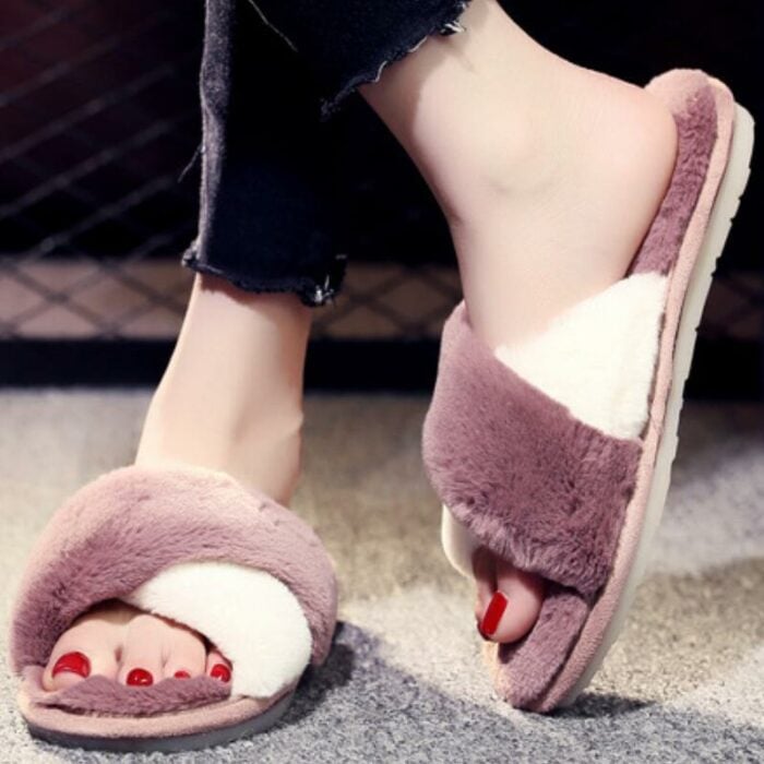 pantuflas tipo sandalia en color blanco con rosa 