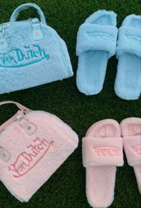 pantuflas de peluche combinadas con bolas del mismo color