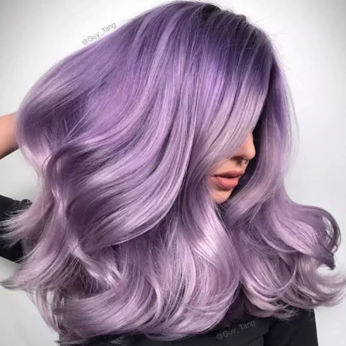 Chica con el cabello teñido de color lila