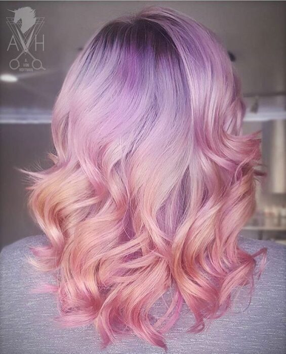 Chica con el cabello teñido de color lila