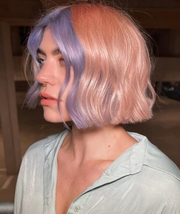 Chica con el cabello teñido de color lila