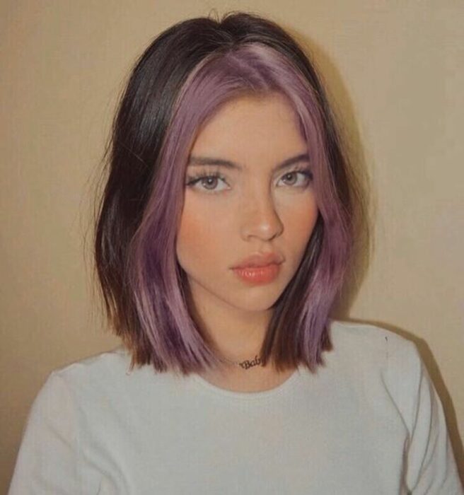 Chica con el cabello teñido de color lila