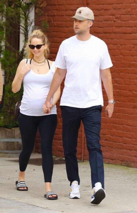 Jennifer Lawrence embarazada paseando con su esposo 