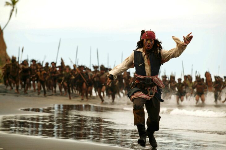 escena de la película Los Piratas del Caribe donde Jack Sparrow va corriendo mientras lo persiguen