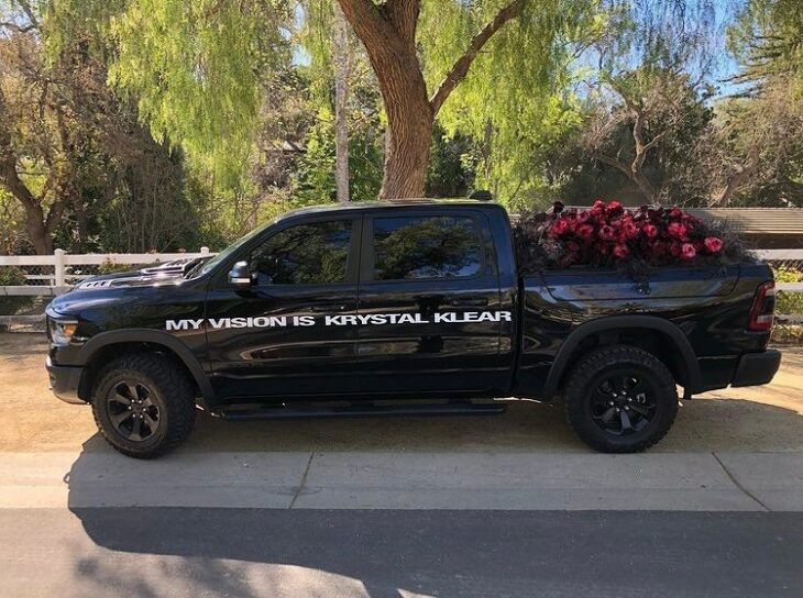 camioneta con flores; Julia Fox confirma su ruptura con Kanye porque él insiste en recuperar a Kim
