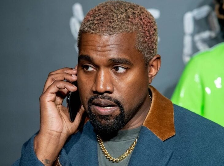 Foto del rapero Kanye West hablando por celular 